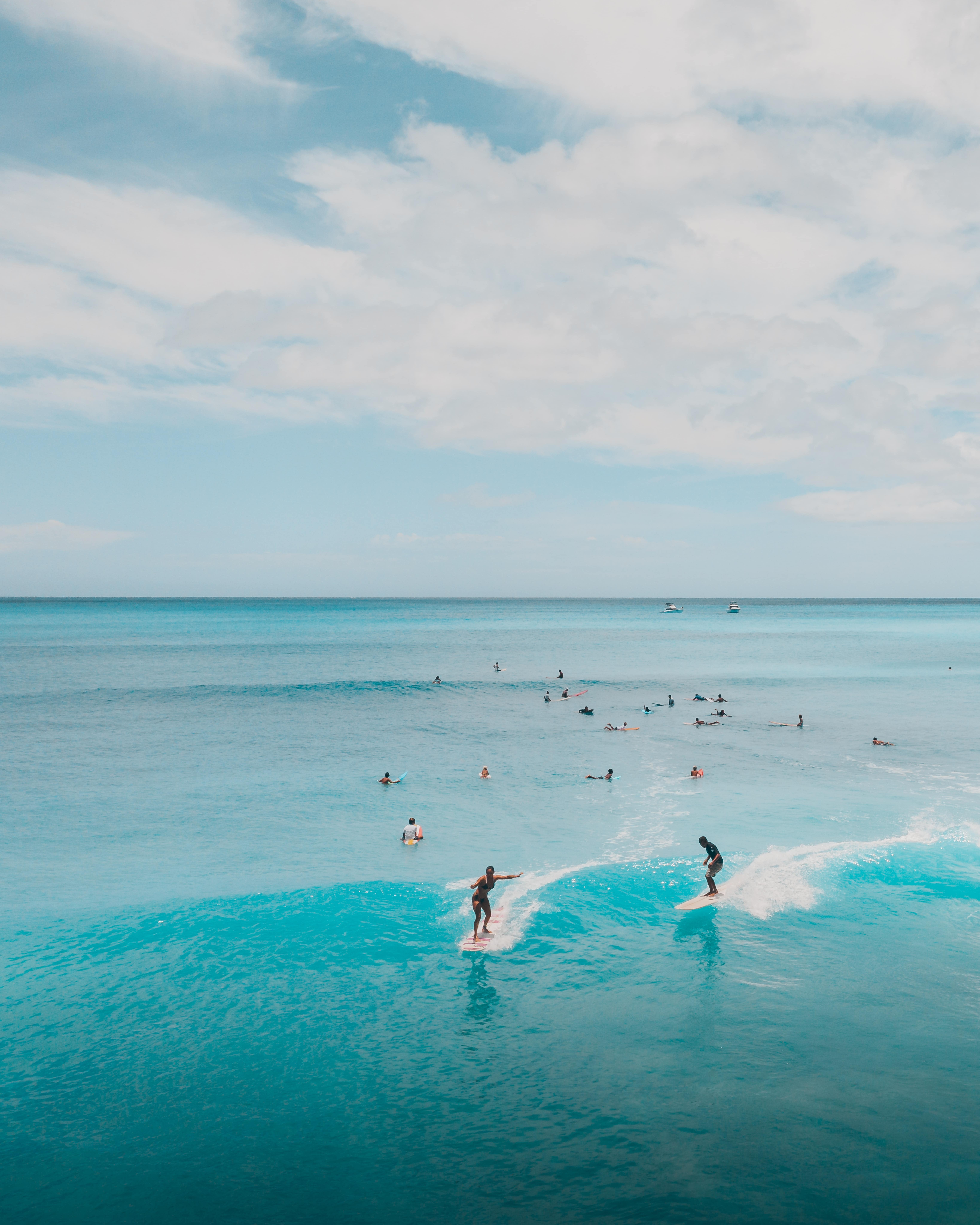 Surfer im Meer Surfer im Meer