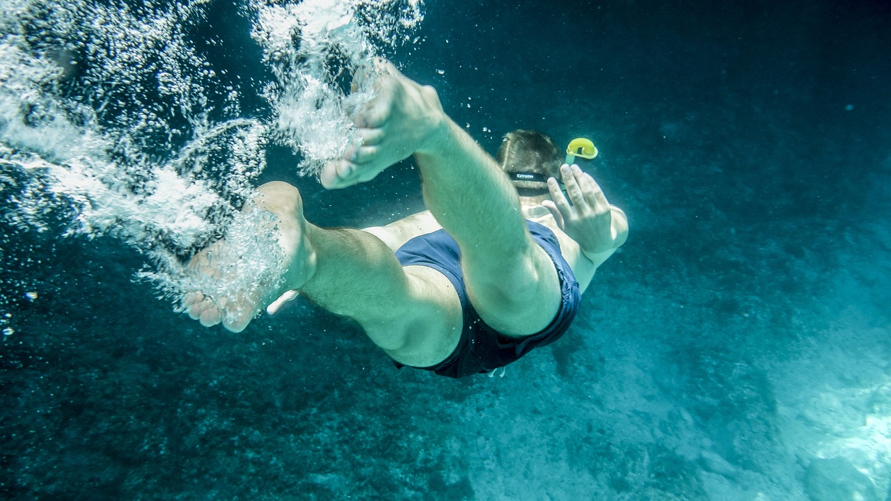 Ein Mann beim Schnorcheln und Tauchen auf Bonaire