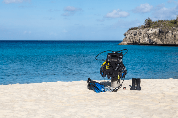 Tauchausrüstung am Strand