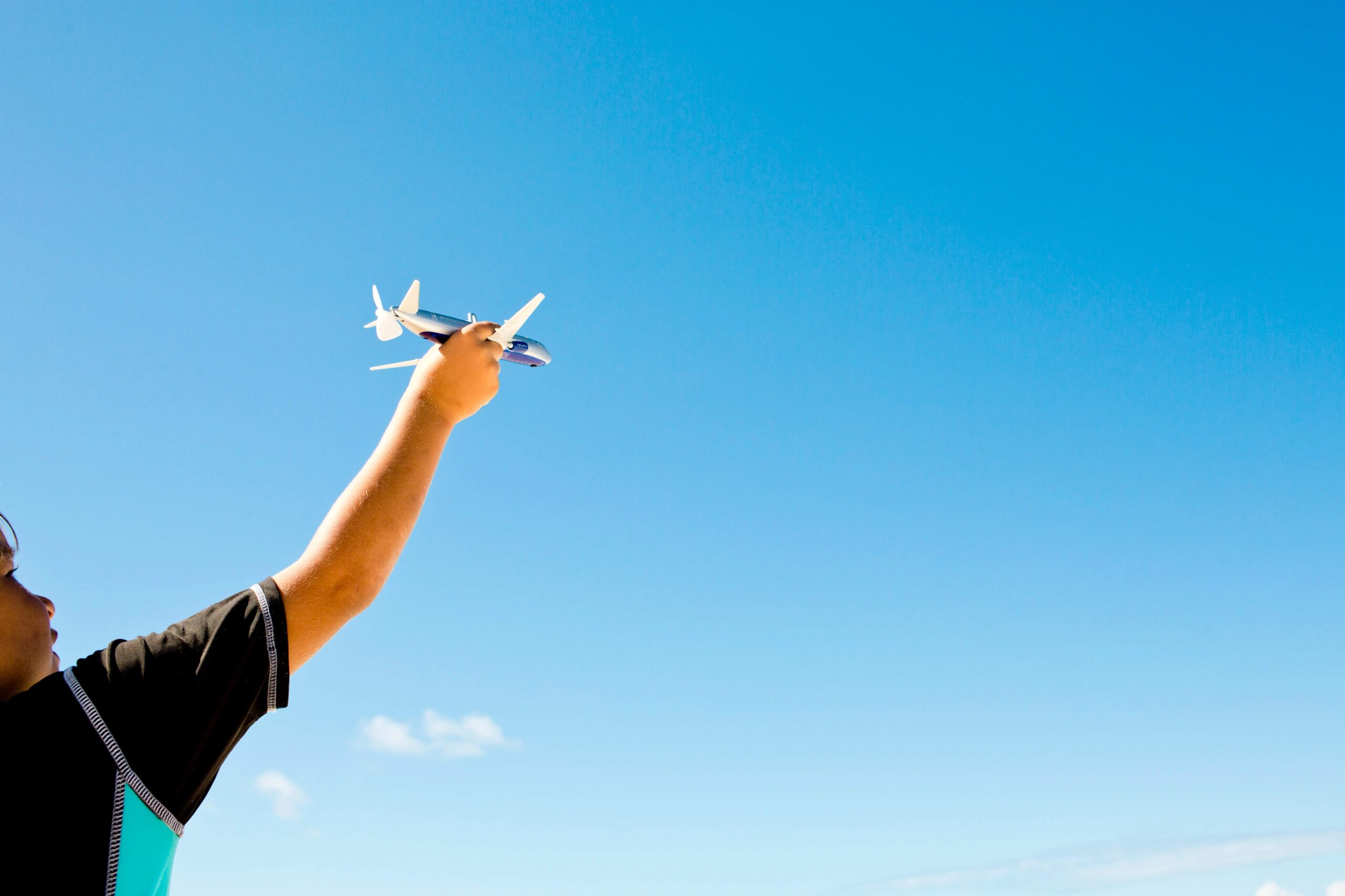 kid_plane_playing