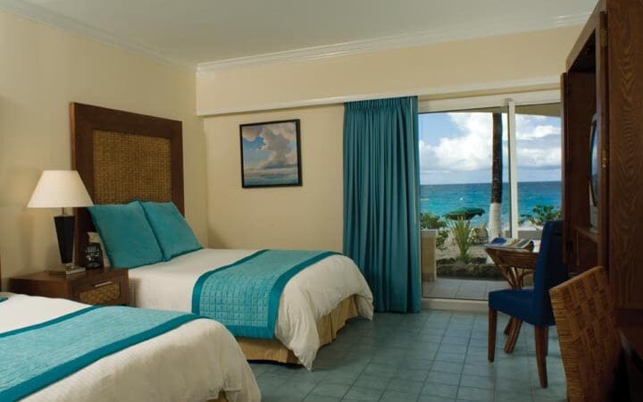 maarten_divi_little_bay_beachfront_guestroom