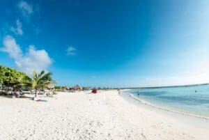 Weißer Sandstrand auf Aruba